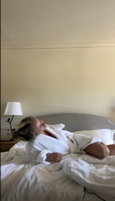 Vidéo UGC tournée dans la chambre d'un hôtel, au réveil